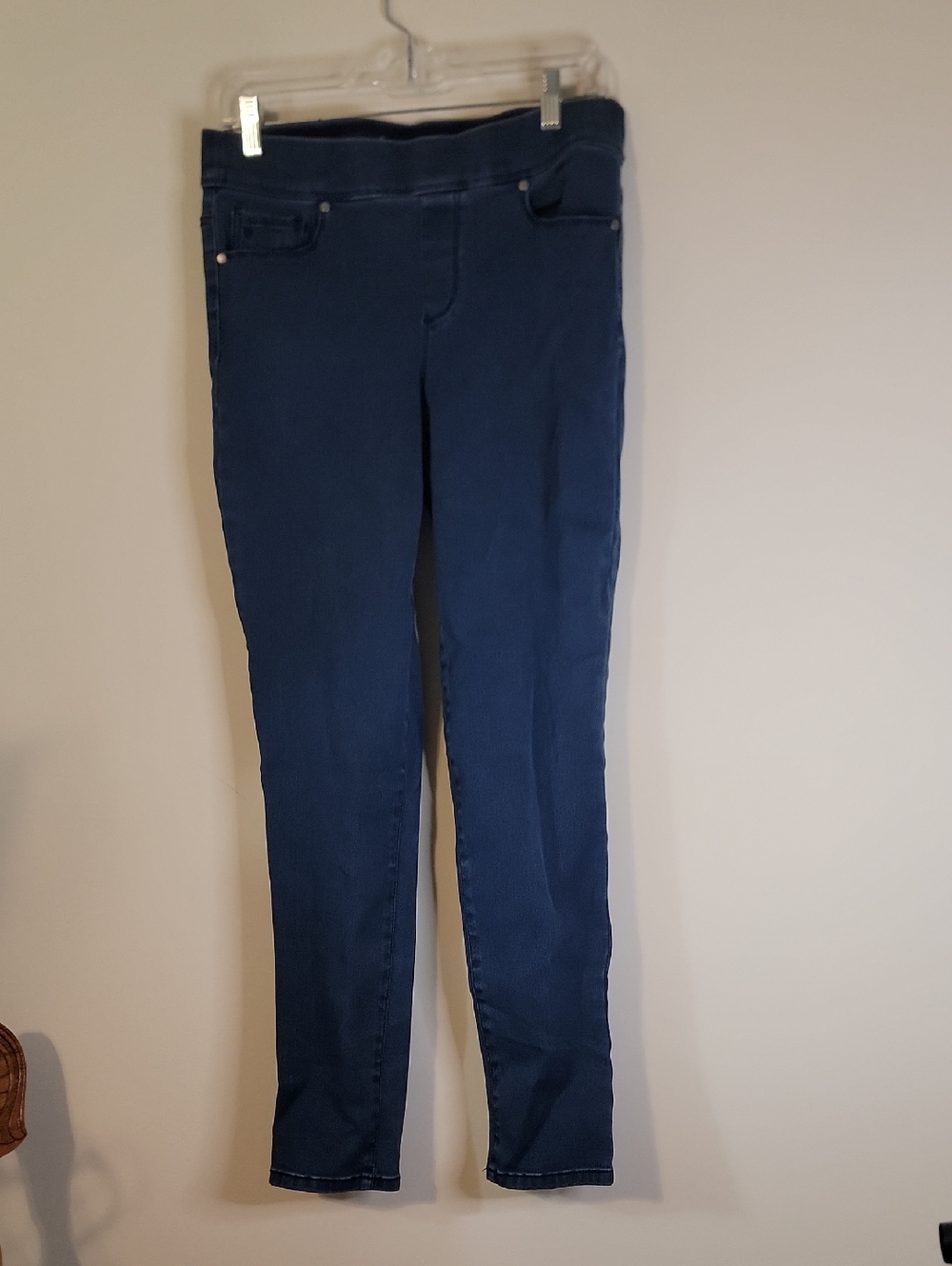 Gloria Vanderbilt Navy Blue Slimming Jeans with Burgundy Tab